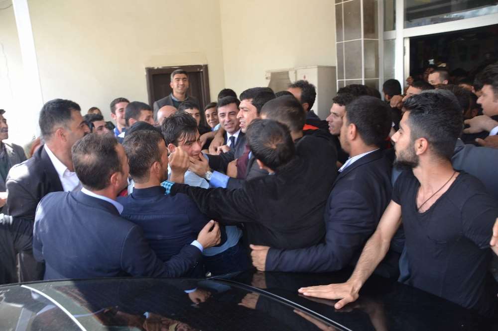 Demirtaş’ın Korumaları Bir Genci Darp Etti