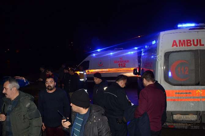 Denize Uçan Araçtaki 5 Kişiyi Vatandaşlar Kurtardı