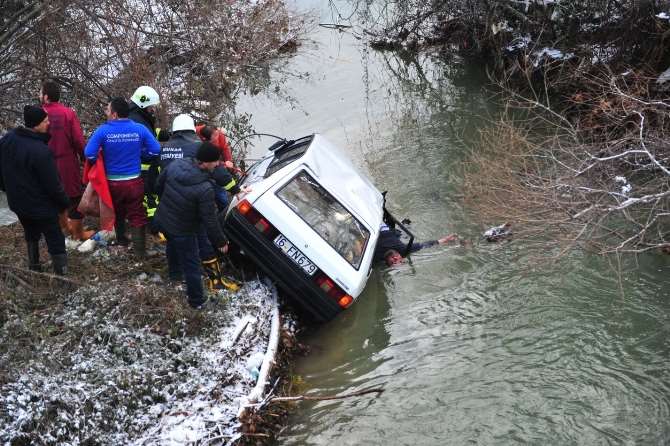 Dereye Uçan Otomobilde Can Verdi