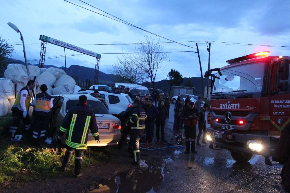 Devrilen Kamyonet 2 Otomobile Çarptı: 5 Yaralı