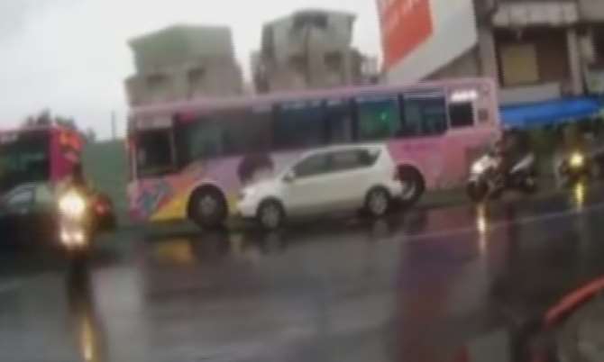Dikkatsiz Motosikletliler Böyle Çarpıştı