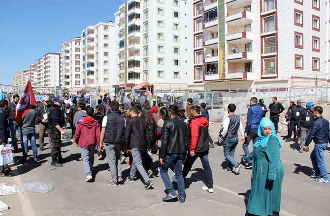 Diyarbakır’da Nevruz Alanı Dolmaya Başladı