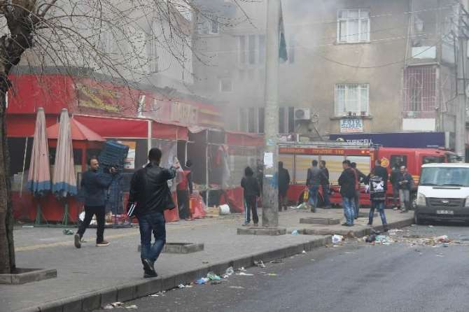Diyarbakır’da Yaralı Polislerin Yardımına Vatandaşlar Koştu