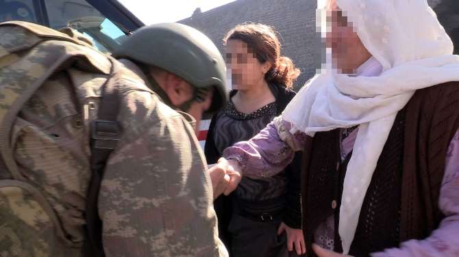 Diyarbakırlı Teyzeden Askere Dua, Teröre Beddua