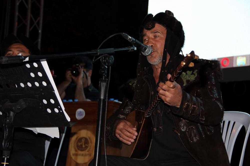Dombra Şarkısının Sahibi De Nöbette