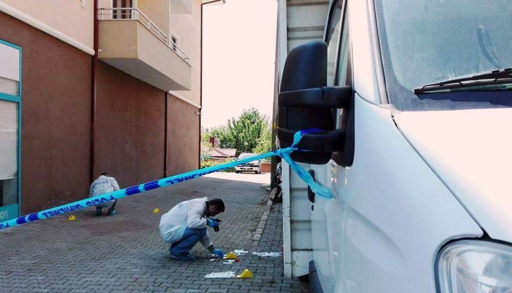 Düğünevinde Eşinin Amcasını Öldürdü