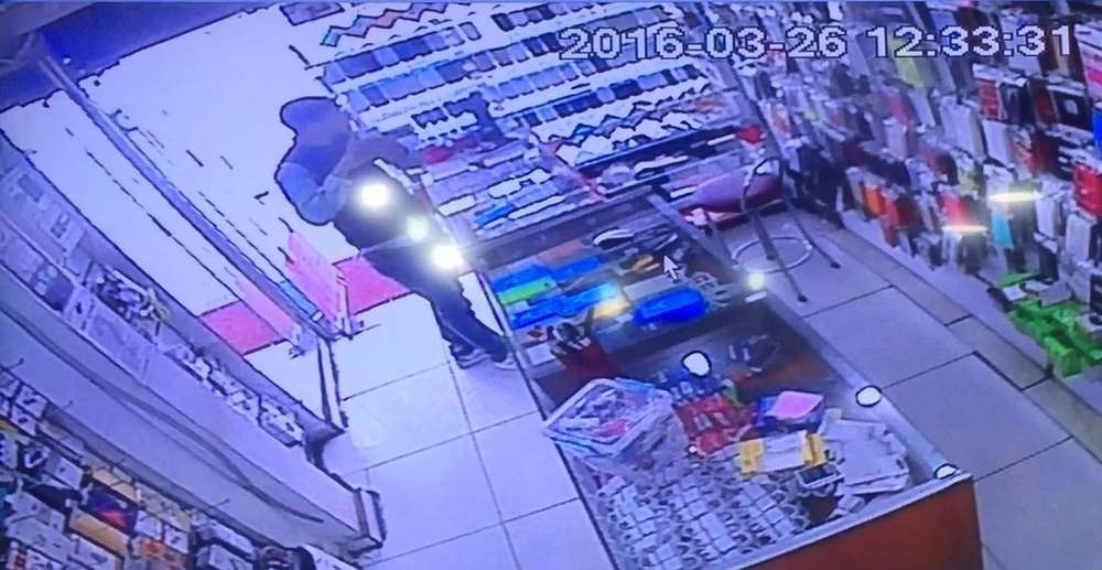 Dükkan Sahibinin Fotoğrafını Çekti, Telefonu Çaldı