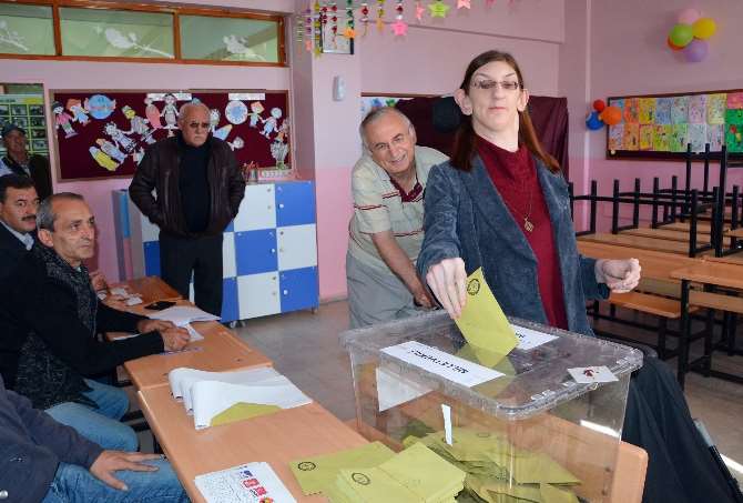 Dünyanın En Uzun Kızı İlk Kez Oy Kullandı