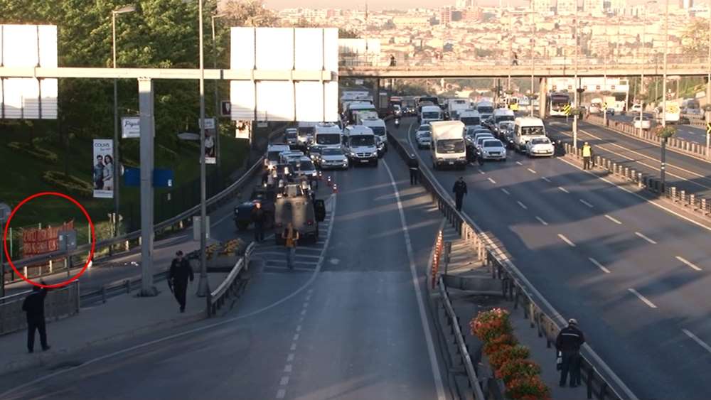 E-5’te Pankartlı Tüp Paniği