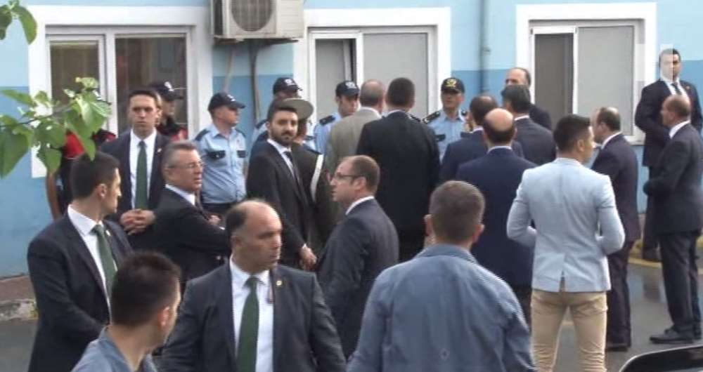 Erdoğan, Bayram Namazı Sonrası Polislerle Bayramlaştı