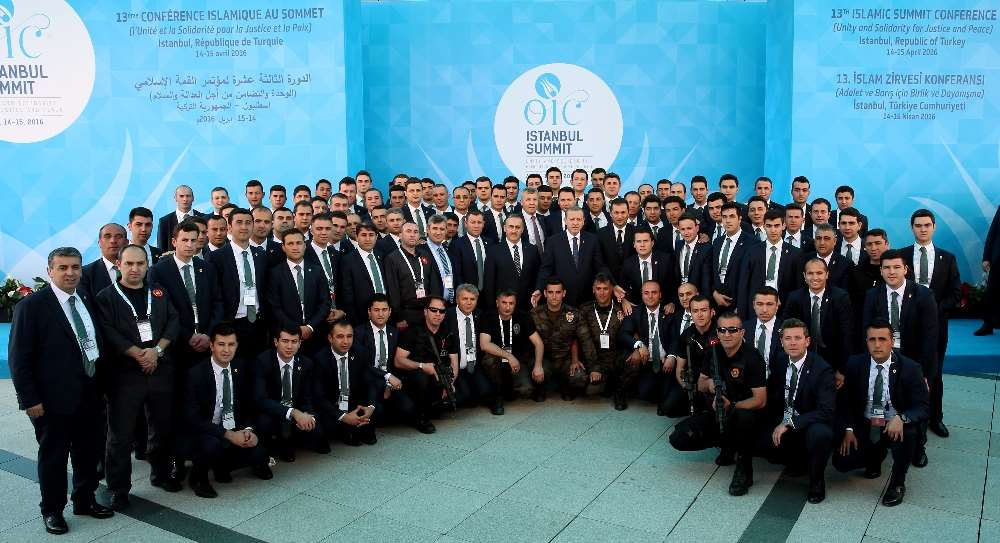 Erdoğan Zirve Görevlileriyle Objektiflere Gülümsedi