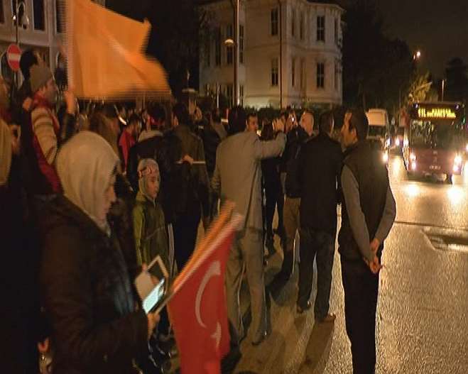 Erdoğan’ın Evinin Önünde Coşku