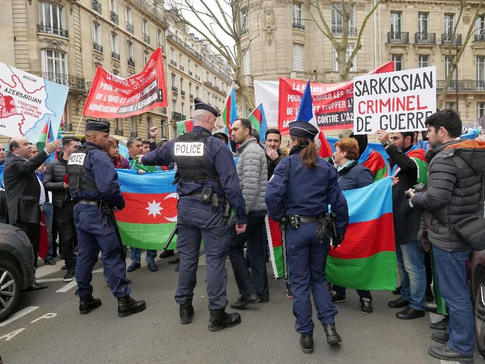 Ermenistan Paris’te Protesto Edildi