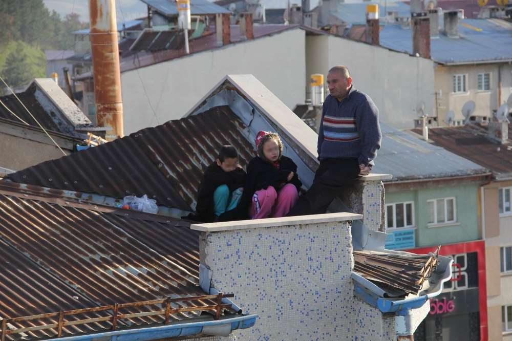 Eşi Evi Terk Edince Çocuklarıyla Çatıya Çıktı