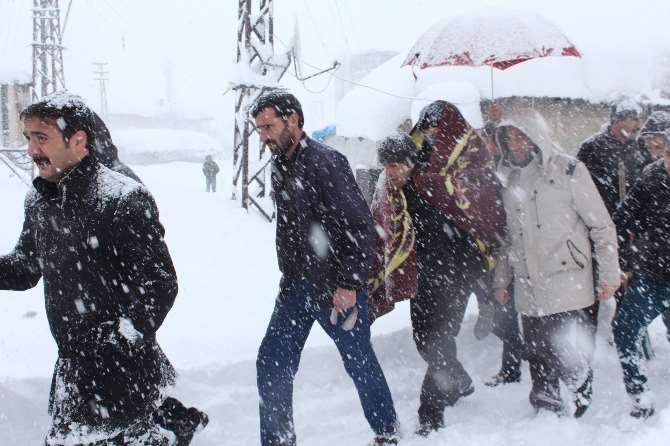 Eskiden Hizmet Yokluğundan Taşınan Hastalar Artık Hendekler Yüzünden Taşınıyor