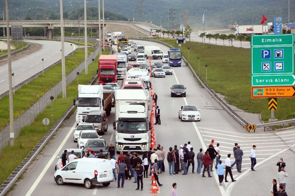Esnaf Tem’i Ve D-100’ü Trafiğe Kapattı !