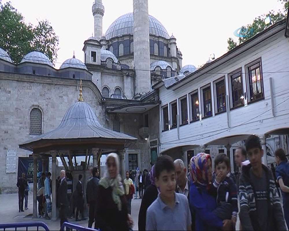 Eyüp Sultan Camii’nde Kandil Coşkusu