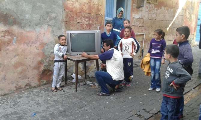 Faruk Çelik İçin Sokağa Televizyon Kurdular