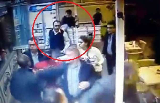 Garsona Uçan Tekmeli Ve Bıçaklı Saldırı