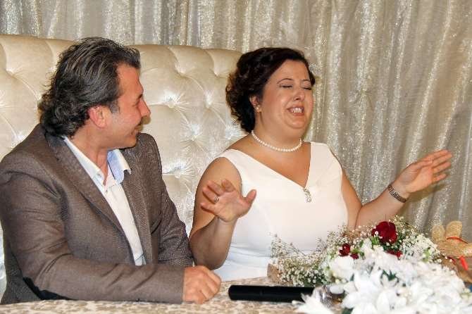 Gelin Nikah Masasında Gülme Krizine Girerse