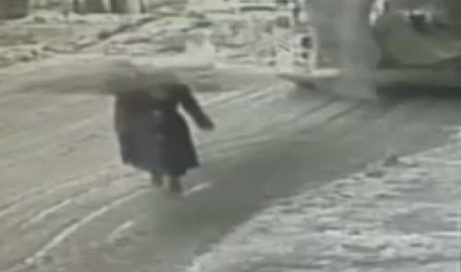 Genç Öğretmenin Üzerine Kar Kütlesi Böyle Düştü!