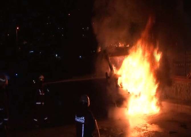Göstericiler İski Aracını Ateşe Verdi