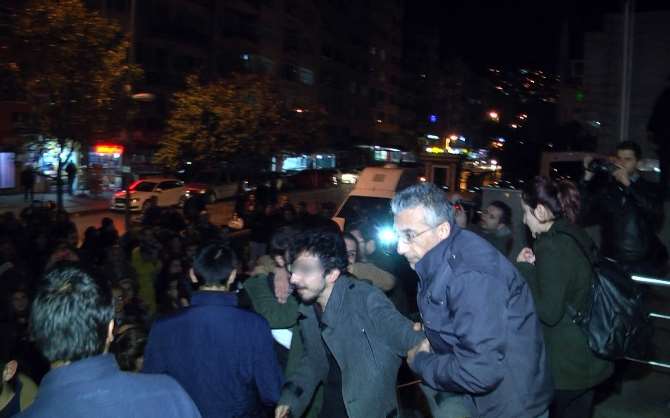Gözaltına Alınan Oğullarını Böyle Götürdüler