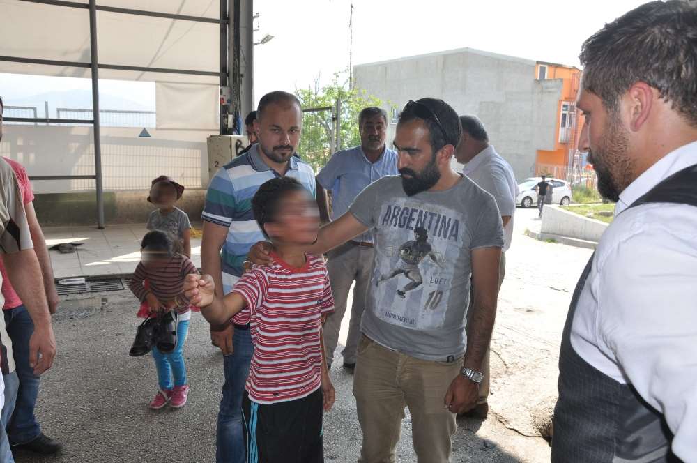Gözleri Önünde Babasını Tekme Tokat Dövdüler