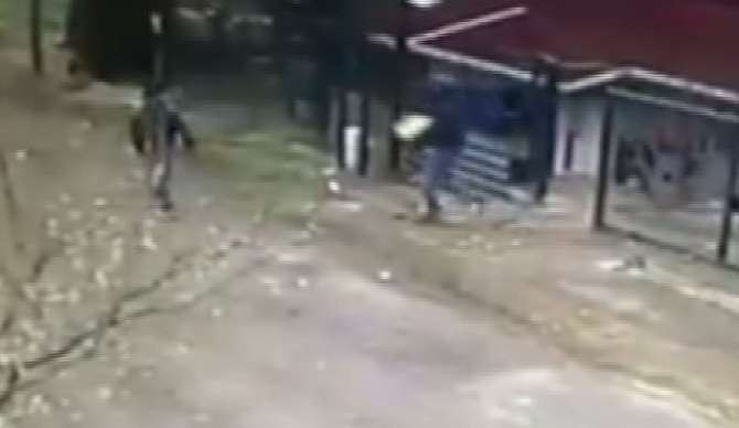 Gündüz Ortası Televizyon Hırsızlığı Kamerada