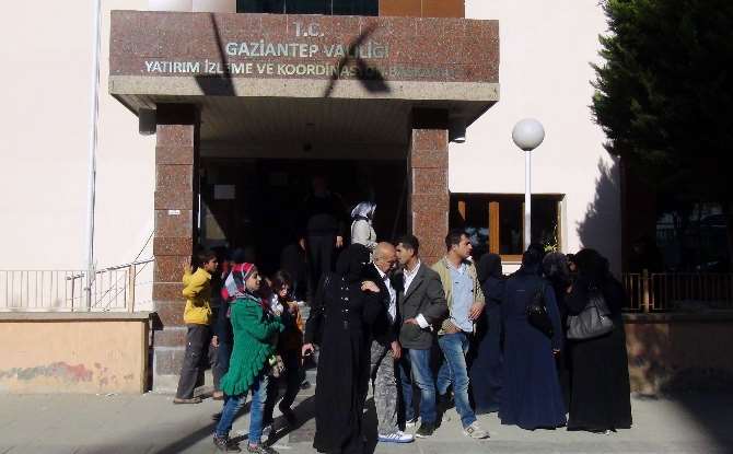 Haberi Duyan Suriyeliler Müdürlüğe Koştu