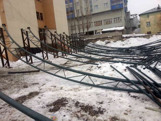 Halı Saha İskelesi Çöktü: 1 Ölü, 2 Yaralı