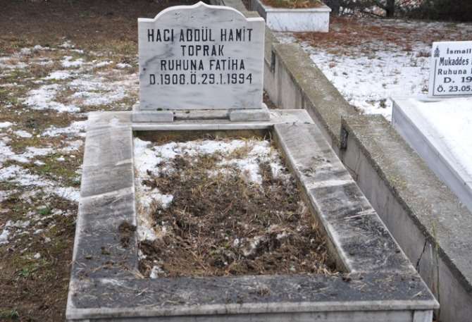Halis Ağa İçin Babasının Kabrinden Toprak Alındı