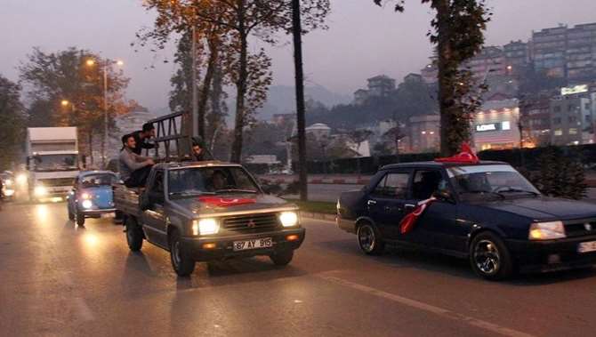 Hareket Halindeki Kamyonetin Kasasında Tehlikeli Dans