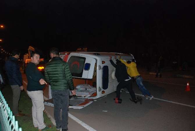 Hasta Taşıyan Ambulans Kazaya Karıştı: 6 Yaralı