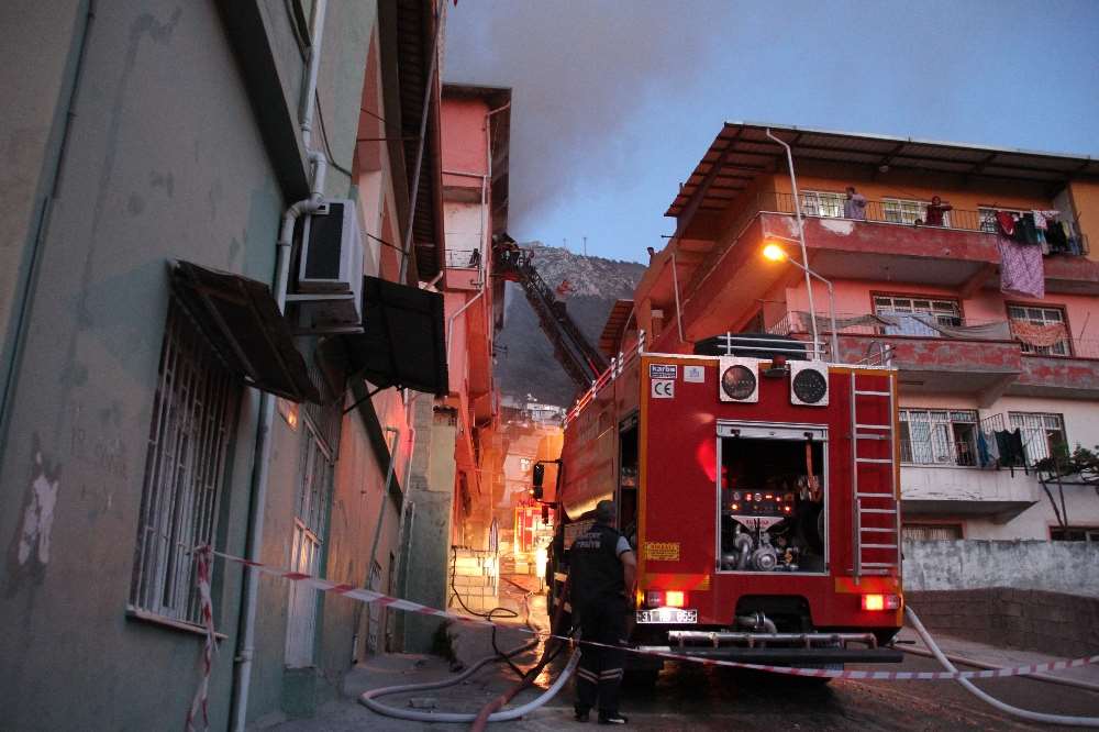 Hatay’da Ev Yangını: Biri Bebek 6 Kişi Zehirlendi