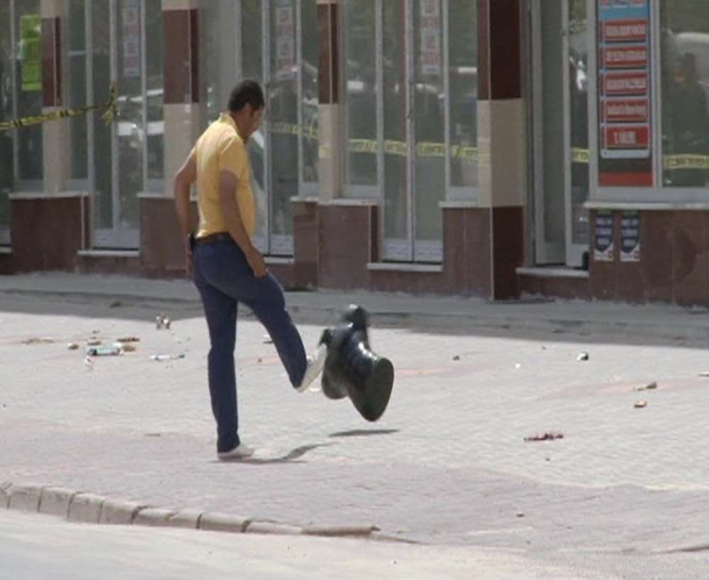 Hayatını Hiçe Sayarak Şüpheli Paketi Tekmeledi