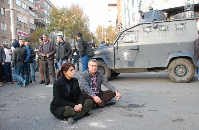 Hdp’li Vekil Caddenin Ortasına Oturdu