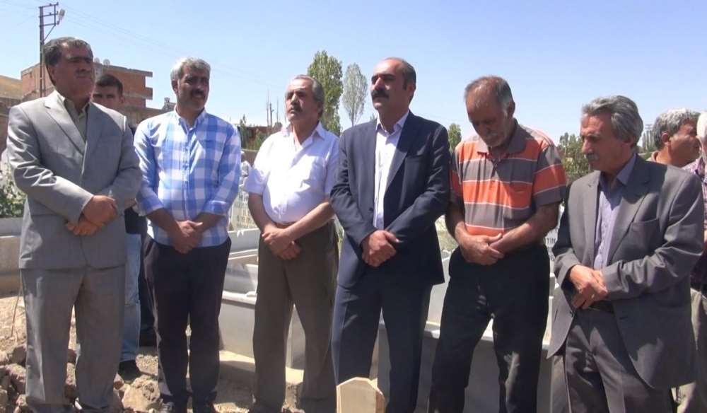 Hdp’li Vekil Pkk’lı Cenazesine Katıldı