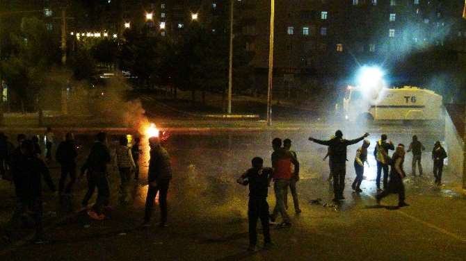 Hdp’nin Zaferini Kutlayan Grup Oylar Düşünce Olay Çıkardı