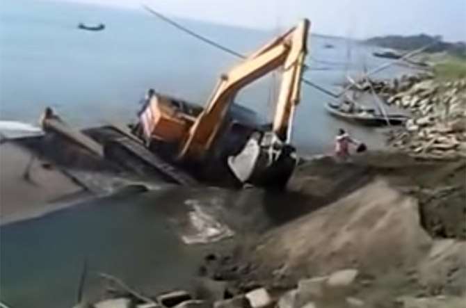 Hem Gemi Gitti Hem İş Makinesi
