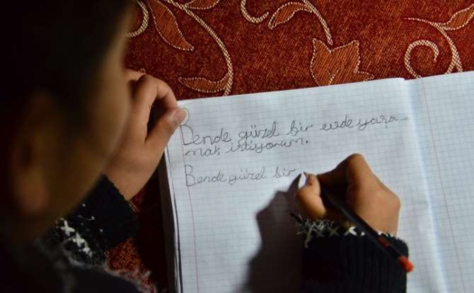Her Gün Defterine Aynı Şeyi Yazıyor