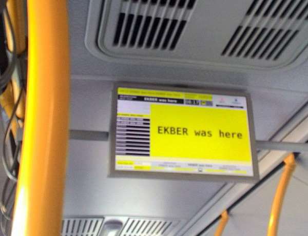 İett Hacklandi! Metrobüse Binenler Bu Yazıyı Gördü