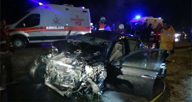 İki Araç Hurdaya Döndü: 3 Yaralı!