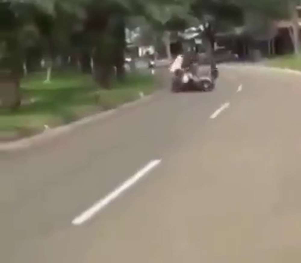 İki Kızın Motosiklet Yolculuğu 10 Saniye Sürdü.