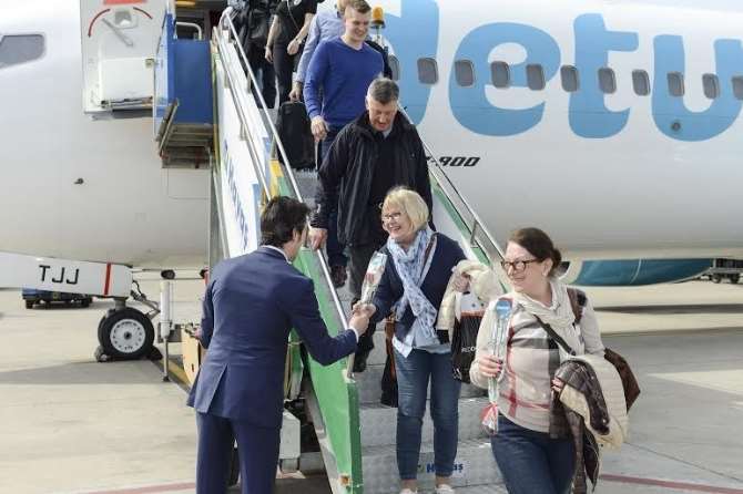 İlk Turist Kafilesi Karanfillerle Karşılandı