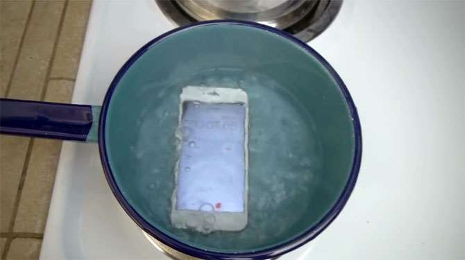 İphone 6s’i Fokur Fokur Kaynayan Suya Attılar