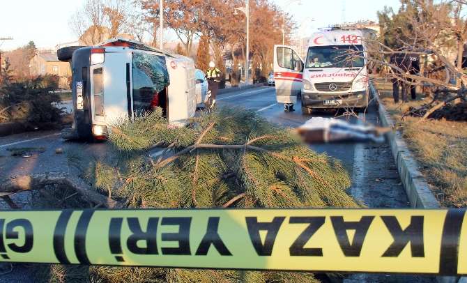 İşçi Servisi Kaza Yaptı: 2 Ölü, 3 Yaralı