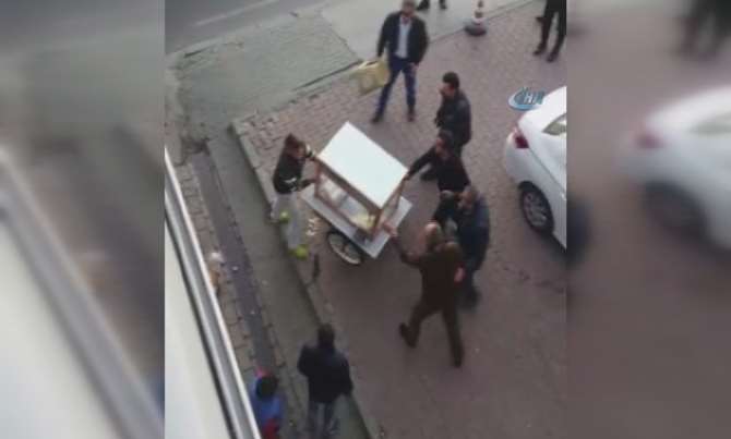 İşportacı Ve Zabıtalar Arasındaki Bıçaklı Kavga Kamerada !