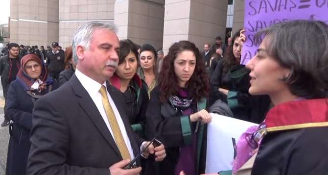 İstanbul Adliyesinden Kadın Avukatlara ’8 Mart’ Jesti