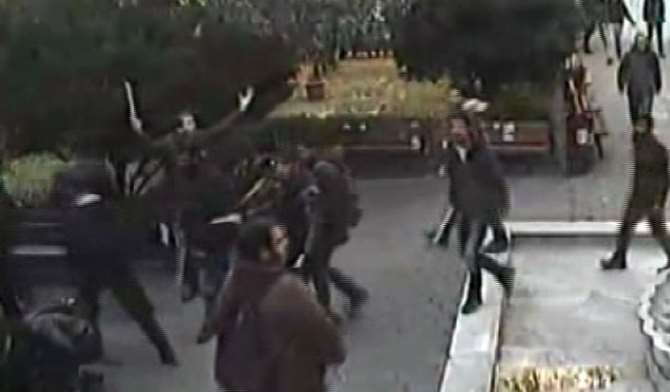 İstanbul Üniversitesi’ndeki Sopalı Kavga Kamerada
